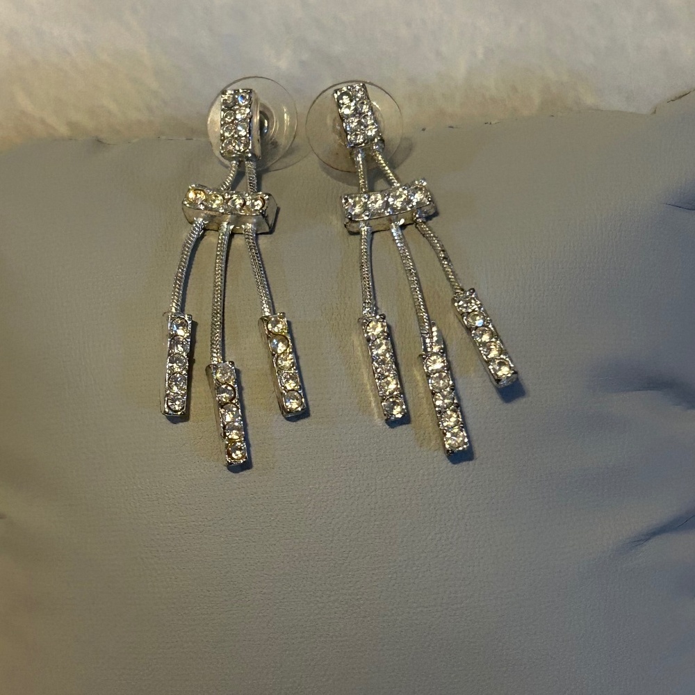 😉Bundle Days😉Art Deco Silver Tone White Rhinestone Dangle Chandelier Earrings